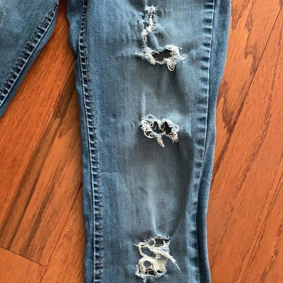 Levi’s 518  Size 3 Distressed Jeans.  W26/L32 - Picture 3 of 9